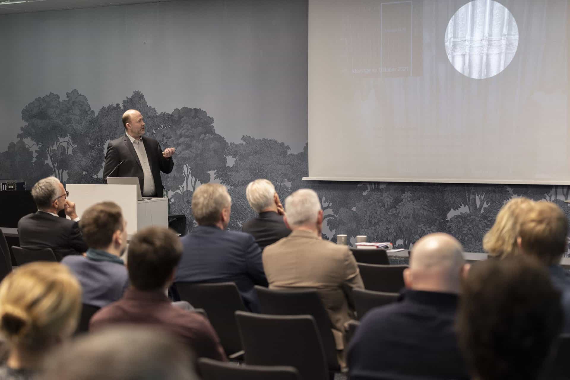 Dipl.-Kfm. Hendrik Häuser, Geschäftsführer der Häuser & Co. GmbH, Duisburg hält einen Vortrag bei der BKAWE 2025