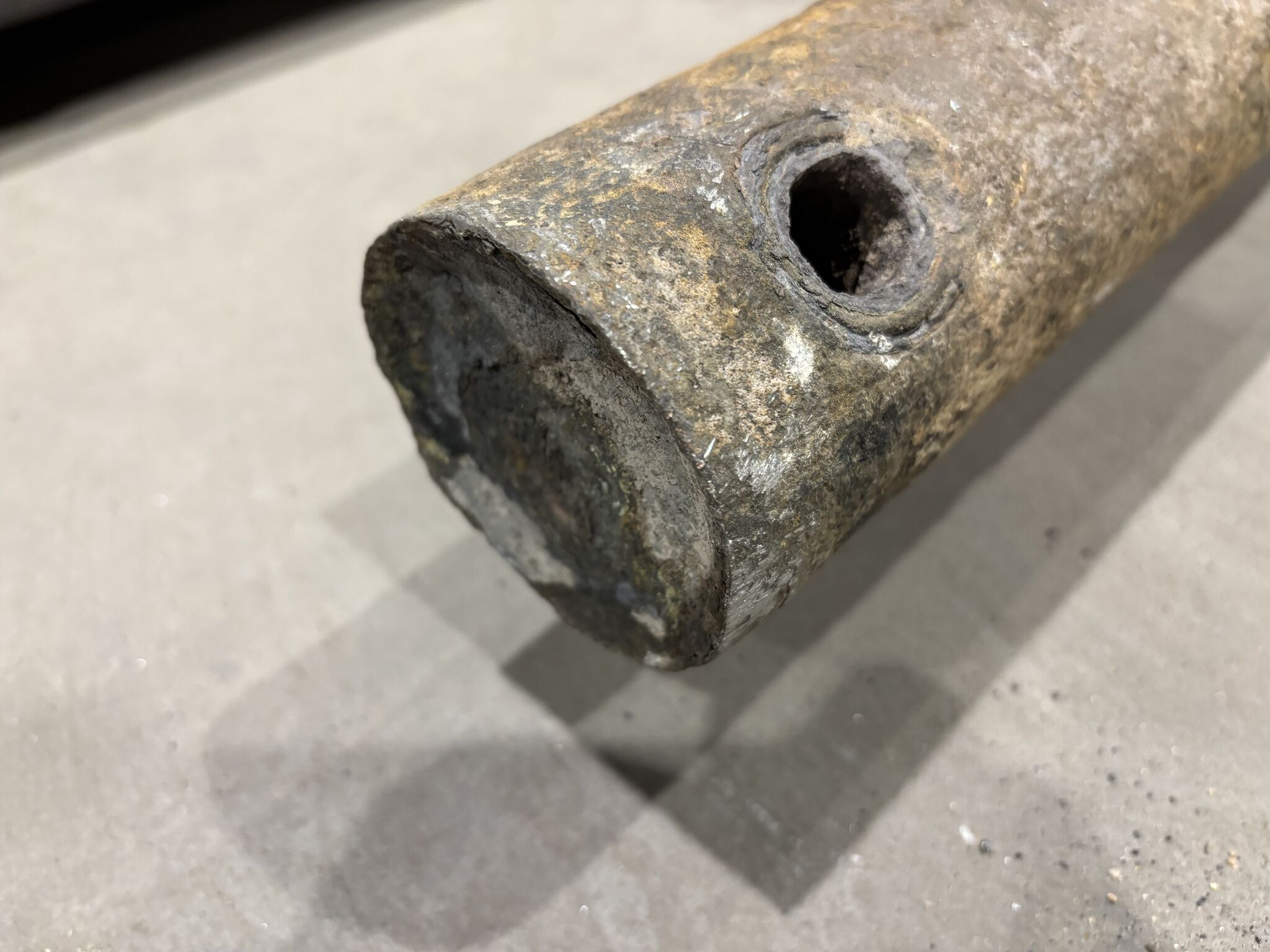 Korrodiertes Blasrohr aus dem Überhitzerbereich einer Müllverbrennungsanlage.